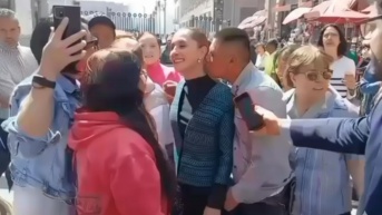 Claudia Sheinbaum fue acosada en un evento público. ¿Dónde está su seguridad? (Captura de pantalla)