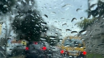 Imagen referencial de las fuertes lluvias reportadas en Quito. (Archivo / Ecuavisa)