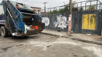 Imagen del sitio donde fue hallado el cadáver de una mujer en Durán, la madrugada de este 5 de noviembre del 2025. (Ítalo Ruiz/Televistazo)