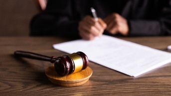 Imagen referencial del martillo de la justicia. (Internet)