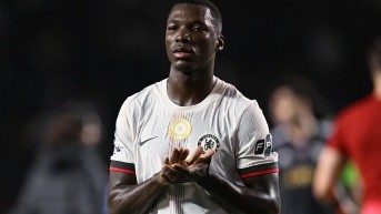 El volante del Chelsea, Moisés Caicedo, en el partido ante el Qarabag por la cuarta fecha de la Champions League