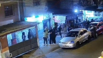 Captura de pantalla de un video en el que un policía golpeó a un hombre con un pedazo de madera y falleció. (Televistazo)