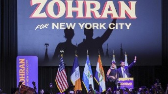 El alcalde electo de la ciudad de Nueva York, Zohran Mamdani, y su esposa, Rama Duwaji, saludan a la multitud durante una fiesta celebrada por el candidato demócrata en Brooklyn, Nueva York. (EFE)