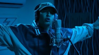 La canción, de 2 minutos y 30 segundos de duración, ya está disponible en todas las plataformas digitales. (Captura de video)