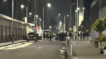 El personal de la Policía en la zona donde ocurrió la emergencia, este 6 de noviembre. (Carlos Luis Carrillo / Ecuavisa)