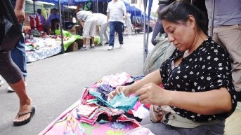 Comerciantes informales se apostaron en 4 calles de los alrededores de la bahia dónde el municipio de Guayaquil instaló una feria ciudadana, que funcionará desde hoy hasta el 31 de diciembre. (César Muñoz/API)