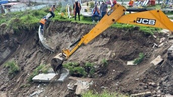La maquinaria del Municipio limpia la quebrada luego de las lluvias. (Cortesía de Quito Informa)