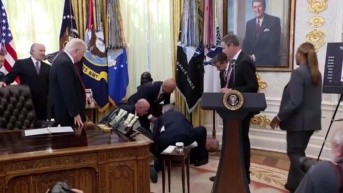 Un hombre se desmaya en el Despacho Oval. (Internet)