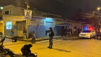 Decenas de policías acudieron al sitio de la masacre. (Ecuavisa)