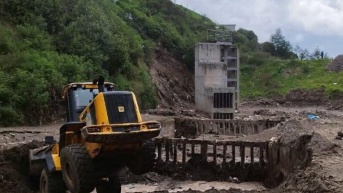 Escombros y sedimentos se retiran de quebradas de Quito. (Epmaps)