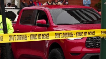 Imagen del carro que fue baleado por sicarios por ambos lados, en donde fueron asesinados dos hombres, la tarde del miércoles 6 de noviembre. (Televistazo)