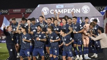 Independiente Rivadavia de Argentina consiguió alzar la copa nacional de Argentina. (INTERNET)