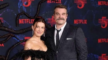 Millie Bobby Brown y David Harbour juntos en la alfombra roja, por el estreno de la última y quinta temporada de Stranger Things. (RRSS)