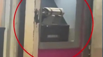 Imagen de tacos de dinamita en un cajero bancario de la avenida 9 de Octubre, centro de Guayaquil. (Redes sociales)