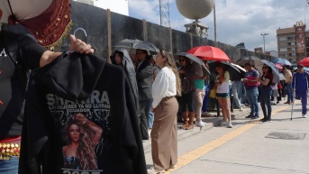 Decenas de personas llegaron al Estadio Olímpico Atahualpa, con el fin de canjear las entradas a los conciertos de la cantante Shakira. (Foto: API)