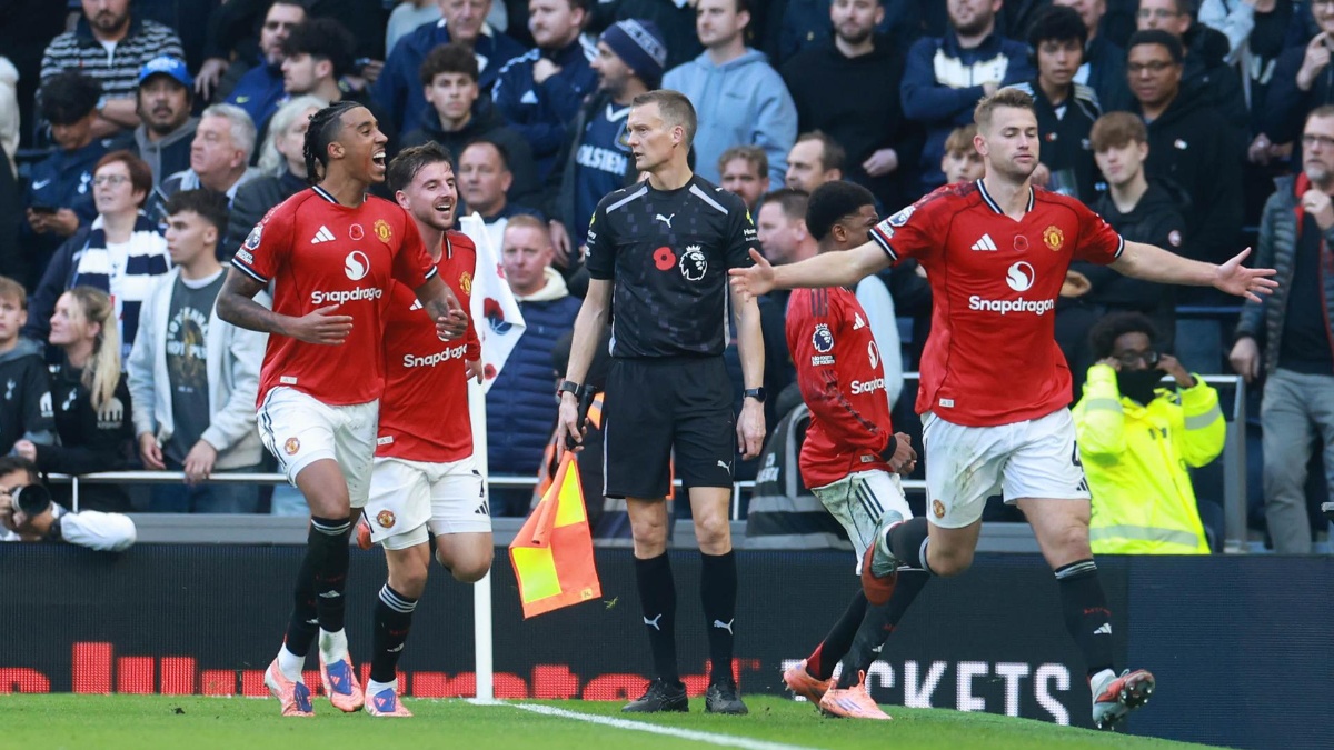 El jugado del Manchester United Matthijs de Ligt (R) durante el partido de la Premier League que han jugado Totttenham Hotspur y Manchester United, en Londres. (EFE)