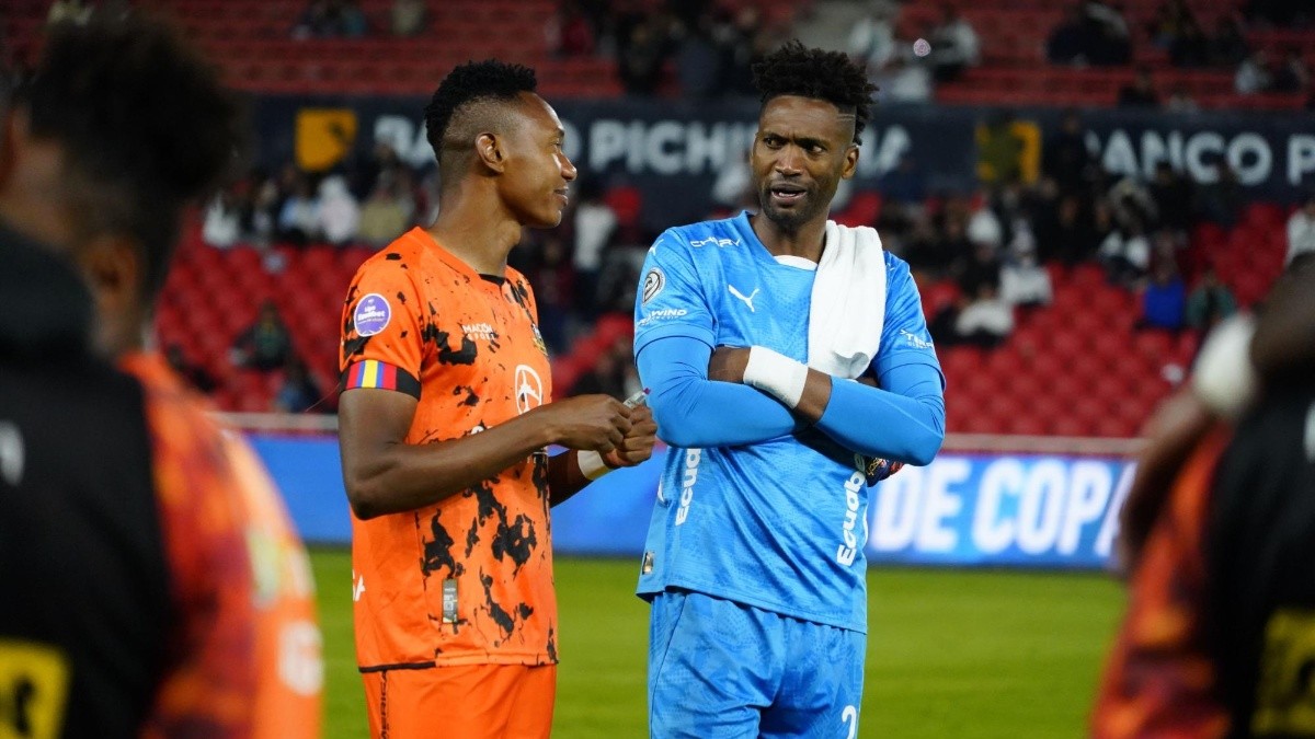 Liga de Quito vs. Libertad se atrasó por fallas en las luminarias. (API)