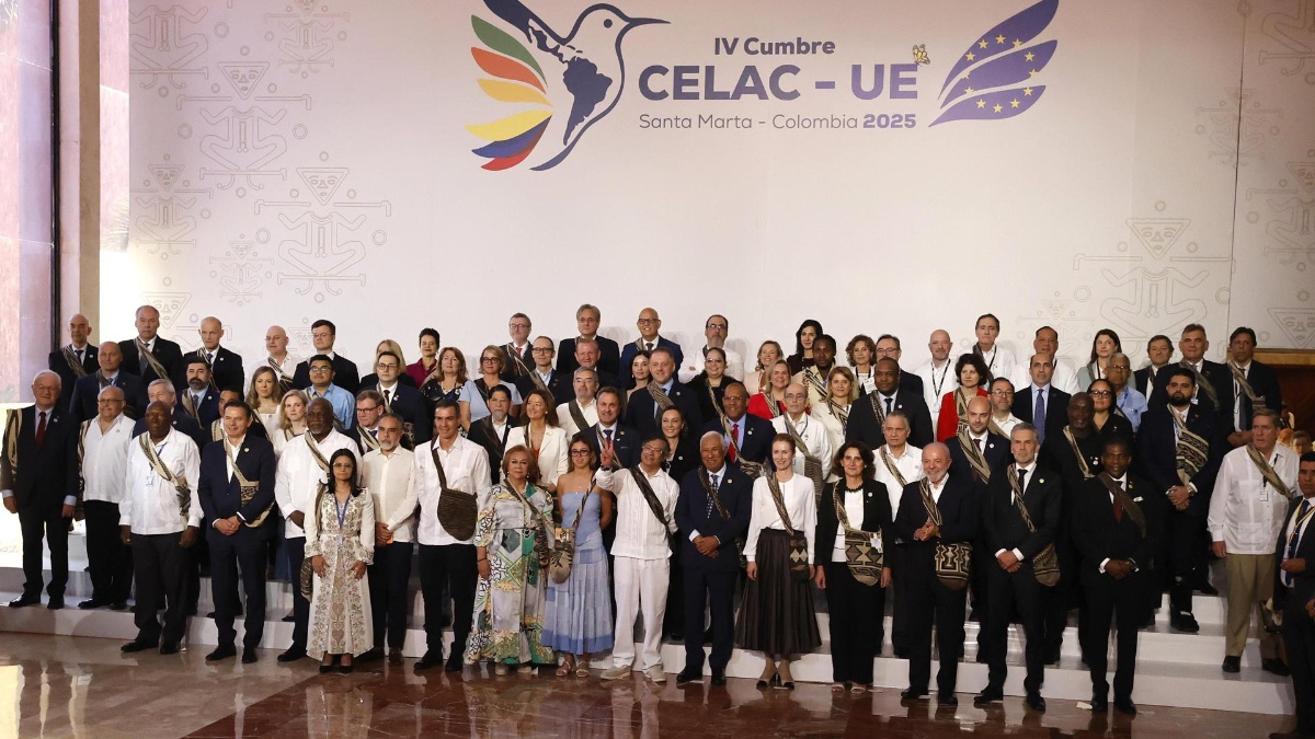 Asistentes de la IV Cumbre CELAC-UE posan en la foto oficial este domingo, en Santa Marta, Colombia. (Foto: EFE)