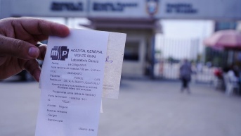 Guayaquil, jueves 14 de agosto del 2025Los tres hospitales que serÃ¡n administrados por gerentes navales, padecen de la misma "enfermedad", falta de medicinas e insumos mÃ©dicos. En la grÃ¡fica, familiares y pacientes del hospital de Monte Sinai, aseguran que las medicinas las compran afuera e incluso los exÃ¡menes los tienen que hacer por su cuenta. Fotos: CÃ©sar MuÃ±oz/API (CÃ©sar MuÃ±oz / API)