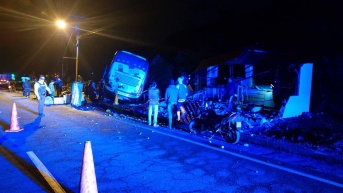 Un bus se chocó contra un quiosco. (Cortesía)