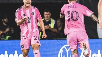 Messi celebrando el segundo gol del encuentro con Tadeo Allende. (REDE)