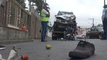 Imagen del auto blanco siniestrado en el norte de Guayaquil. (Televistazo)