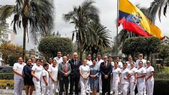 El embajador de Italia en Ecuador, Giovanni Rivoli (c-i), posa junto a la canciller de Ecuador, Gabriela Sommerfeld. (JOSÉ JÁCOME / EFE)