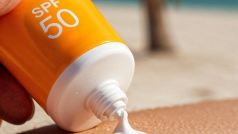 Foto referencia de un protector solar (Freepik)