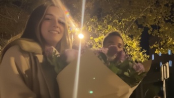 Momento en el que Messi pasa detrás de la pareja mientras ellos grababan un video romántico (Captura de pantalla)