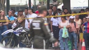 Imagen de un policía en una escena del crimen en el centro de Guayaquil. (Televistazo)