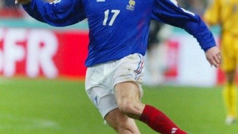 El exjugador Emmanuel Petit en un partido con la selección de Francia (AFP)