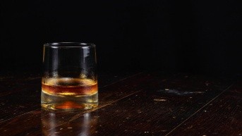 Imagen referencial de un vaso de whisky. (Pixabay)