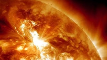 Fotografía de la NASA tomada por el Observatorio de Dinámica Solar (SDO), en la que se observa una erupción solar. (RRSS)