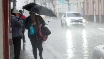 Imagen referencial de la lluvia en Quito. (API)
