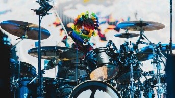 Colin Brittain luciendo la máscara de Diablo Huma. (Instagram/Linkin Park)