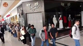 La larga fila de personas en búsqueda de empleo. (Captura de pantalla / Ecuavisa)