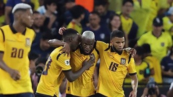 Jugadores de Ecuador celebrando un gol. (ARCHIVO)