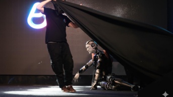 Momento de la vergonzosa caída del robot ruso de ldol (Web)