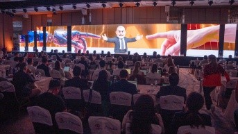 El presidente de la Cámara, Juan Carlos Navarro, apareció en pantalla a través de un avatar generado por inteligencia artificial. (Cortesía)