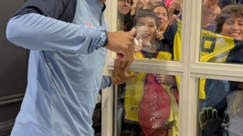 Gonzalo Plata saludando a hinchas ecuatorianos en Toronto. (FEF)