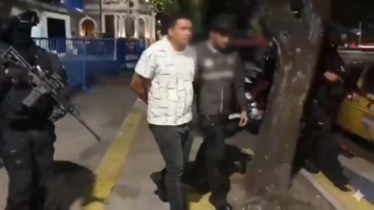 El preso recapturado en los exteriores de la Unidad de Flagrancia en Quito. (Policía)