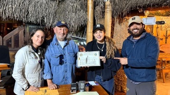Shakira recibiendo el certificado de visita a la Mitad del Mundo. (RRSS)
