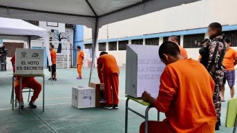 Personas privadas de la libertad, sin sentencia, votando. (Flickr Consejo Nacional Electoral)