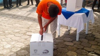 Una persona privada de la libertad sufraga. (Cortesía del CNE)