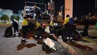 Limpieza de los exteriores del Estadio Olímpico Atahualpa luego de los conciertos de Shakira. (Emaseo)