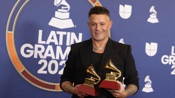El cantante español Alejandro Sanz posa en la sala de prensa con sus premios al Mejor Álbum Pop Contemporáneo por Y ahora qué y al premio a la Grabación del Año por Palmeras en el jardín. (Armando Arorizo / EFE)