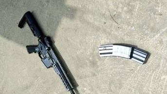 Imagen de fusil que portaba un adolescente de Machala. El joven fue abatido por la Policía Nacional. (Policía Nacional)