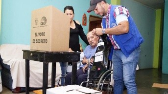 Imagen de archivo del proceso de voto en casa. (CNE)