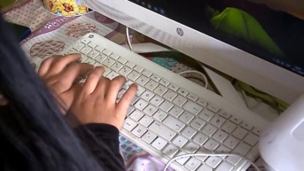Foto de una persona participando de una educación en línea en Ecuador. (Televistazo)
