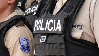 Imagen de policías durante un evento de entrega de chalecos antibalas en Guayaquil, en 2024. (Presidencia de la República)